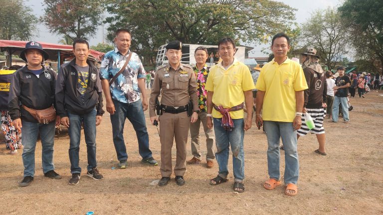 ผกก.สภ.หนองบัวแดง ออกพบปะผู้นำชุมชน และประชาชน ประชาสัมพันธ์ตามโครงการเคาะประตูบ้านเพื่อลดอุบัติเหตุ