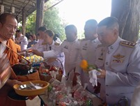 ทำบุญตักบาตรและถวามพานพุ่มเนื่องในวันพ่อแห่งชาติ